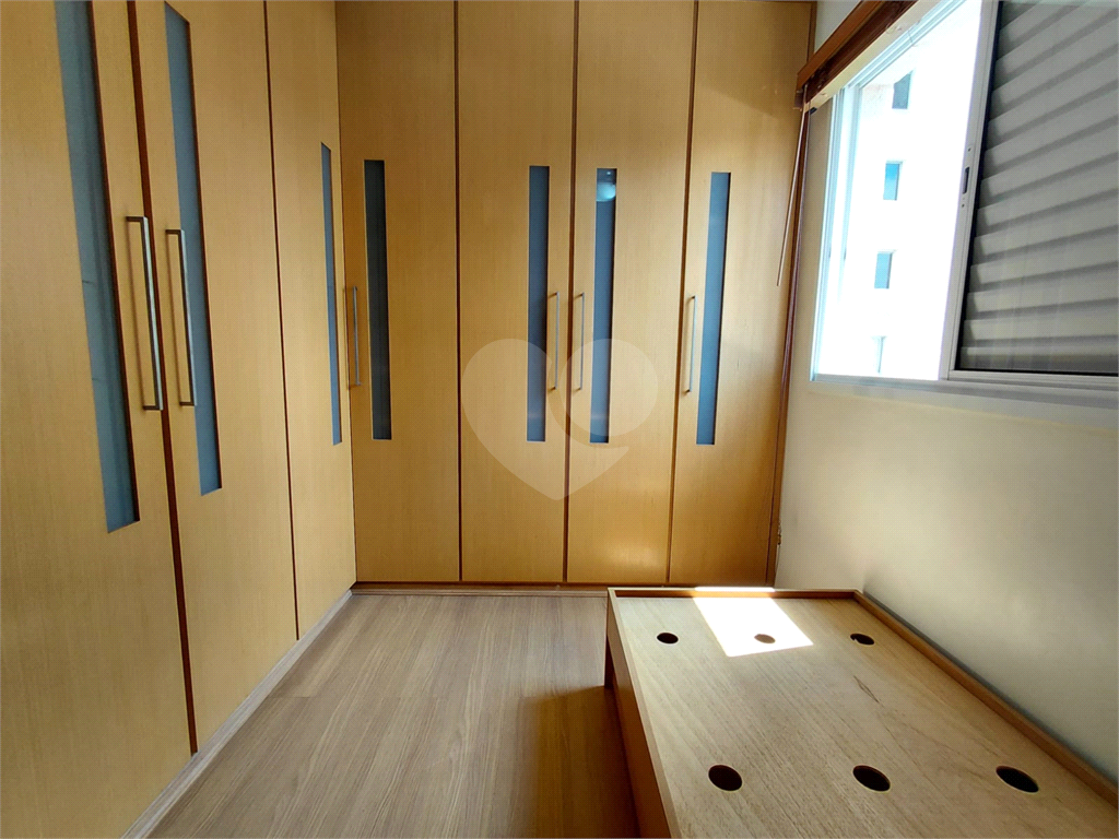 Imóvel de 96m² com ampla sala de estar com varanda 3 quartos, piscina churrasqueira playground 2 vagas de garagem Vl. Romana