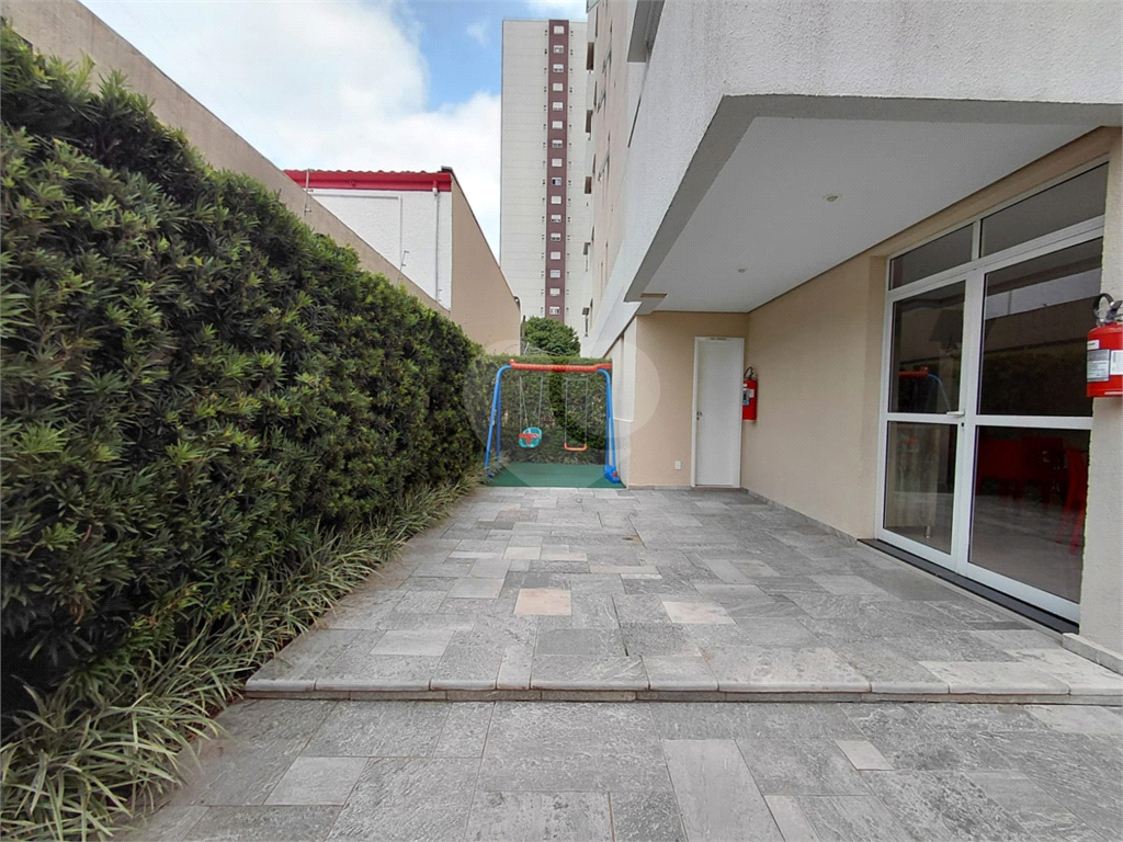 Imóvel de 96m² com ampla sala de estar com varanda 3 quartos, piscina churrasqueira playground 2 vagas de garagem Vl. Romana