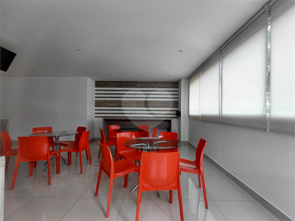 Imóvel de 96m² com ampla sala de estar com varanda 3 quartos, piscina churrasqueira playground 2 vagas de garagem Vl. Romana