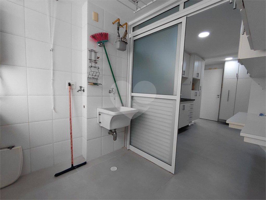 Imóvel de 96m² com ampla sala de estar com varanda 3 quartos, piscina churrasqueira playground 2 vagas de garagem Vl. Romana