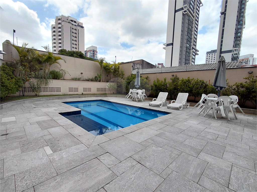 Imóvel de 96m² com ampla sala de estar com varanda 3 quartos, piscina churrasqueira playground 2 vagas de garagem Vl. Romana