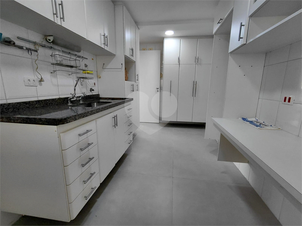 Imóvel de 96m² com ampla sala de estar com varanda 3 quartos, piscina churrasqueira playground 2 vagas de garagem Vl. Romana