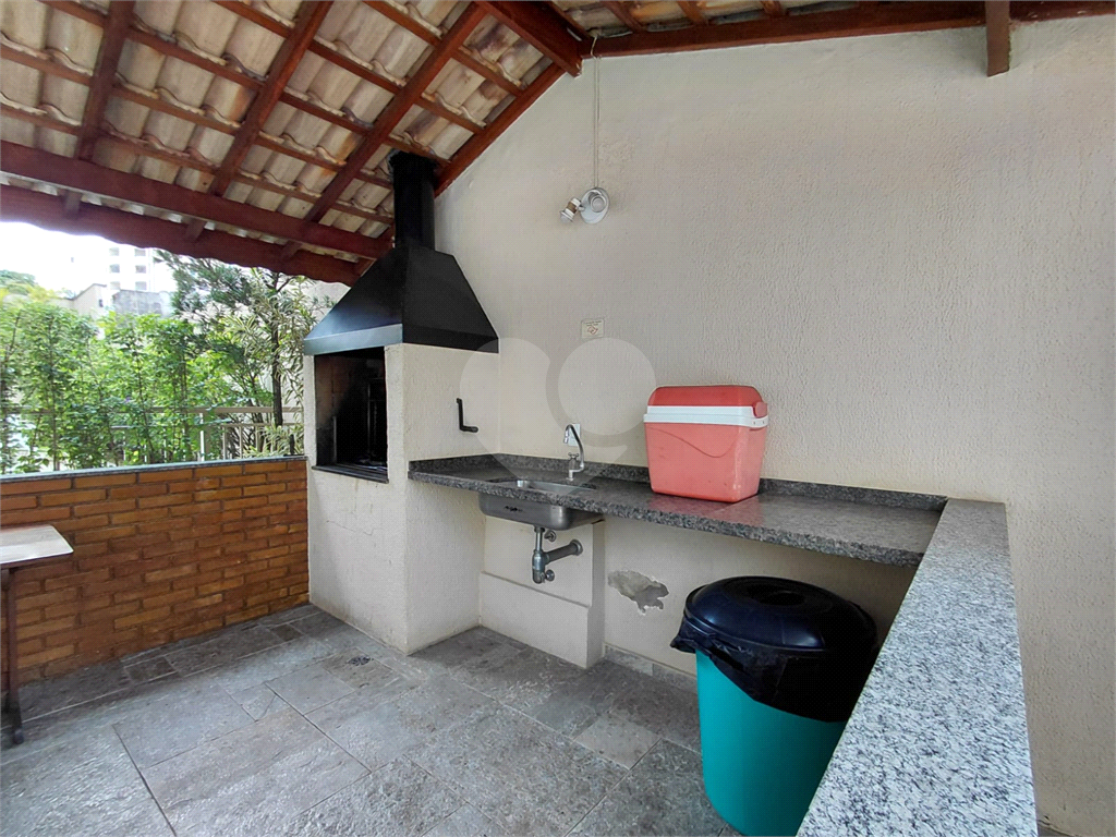 Imóvel de 96m² com ampla sala de estar com varanda 3 quartos, piscina churrasqueira playground 2 vagas de garagem Vl. Romana