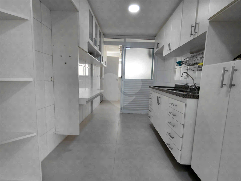 Imóvel de 96m² com ampla sala de estar com varanda 3 quartos, piscina churrasqueira playground 2 vagas de garagem Vl. Romana