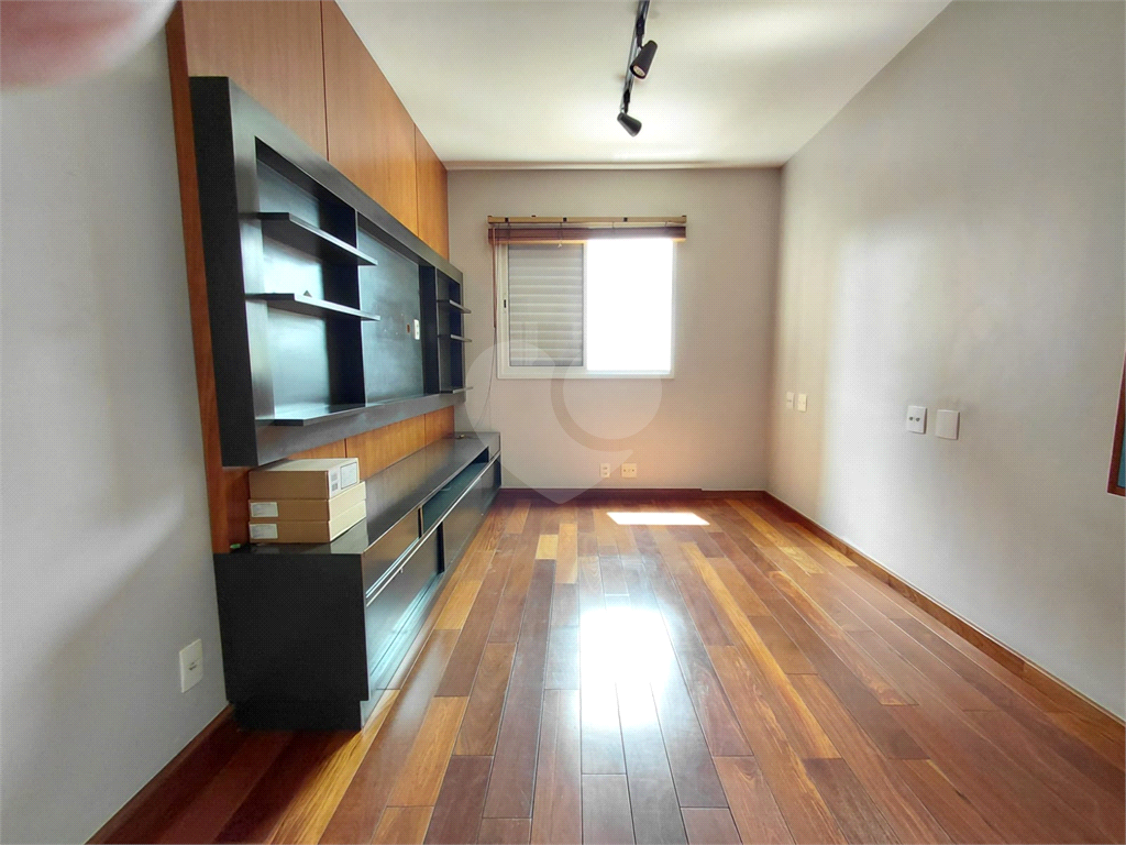 Imóvel de 96m² com ampla sala de estar com varanda 3 quartos, piscina churrasqueira playground 2 vagas de garagem Vl. Romana