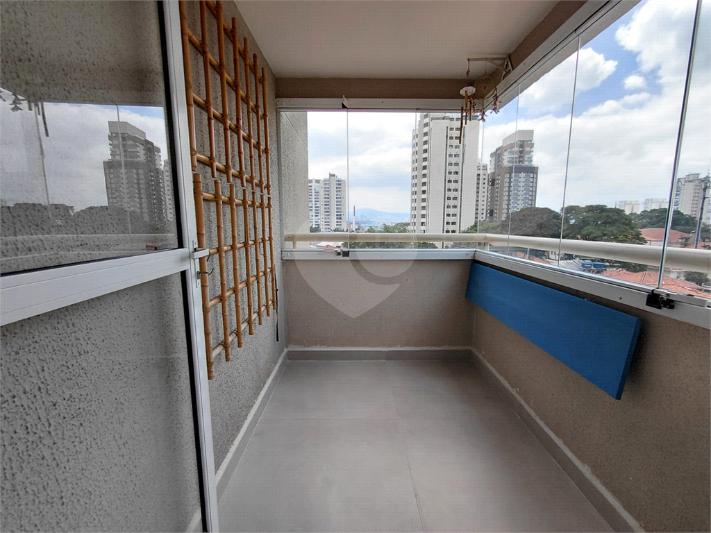 Imóvel de 96m² com ampla sala de estar com varanda 3 quartos, piscina churrasqueira playground 2 vagas de garagem Vl. Romana