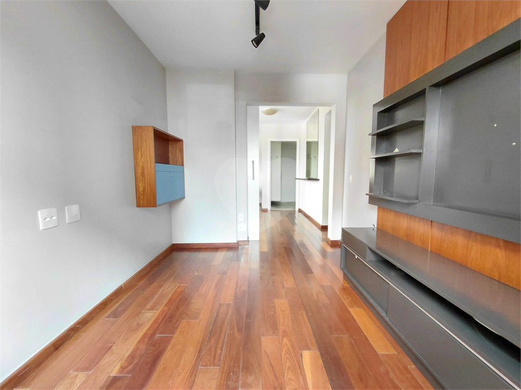 Imóvel de 96m² com ampla sala de estar com varanda 3 quartos, piscina churrasqueira playground 2 vagas de garagem Vl. Romana