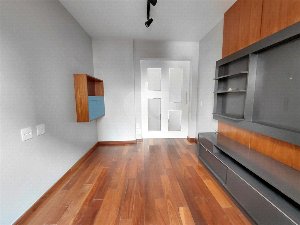 Imóvel de 96m² com ampla sala de estar com varanda 3 quartos, piscina churrasqueira playground 2 vagas de garagem Vl. Romana