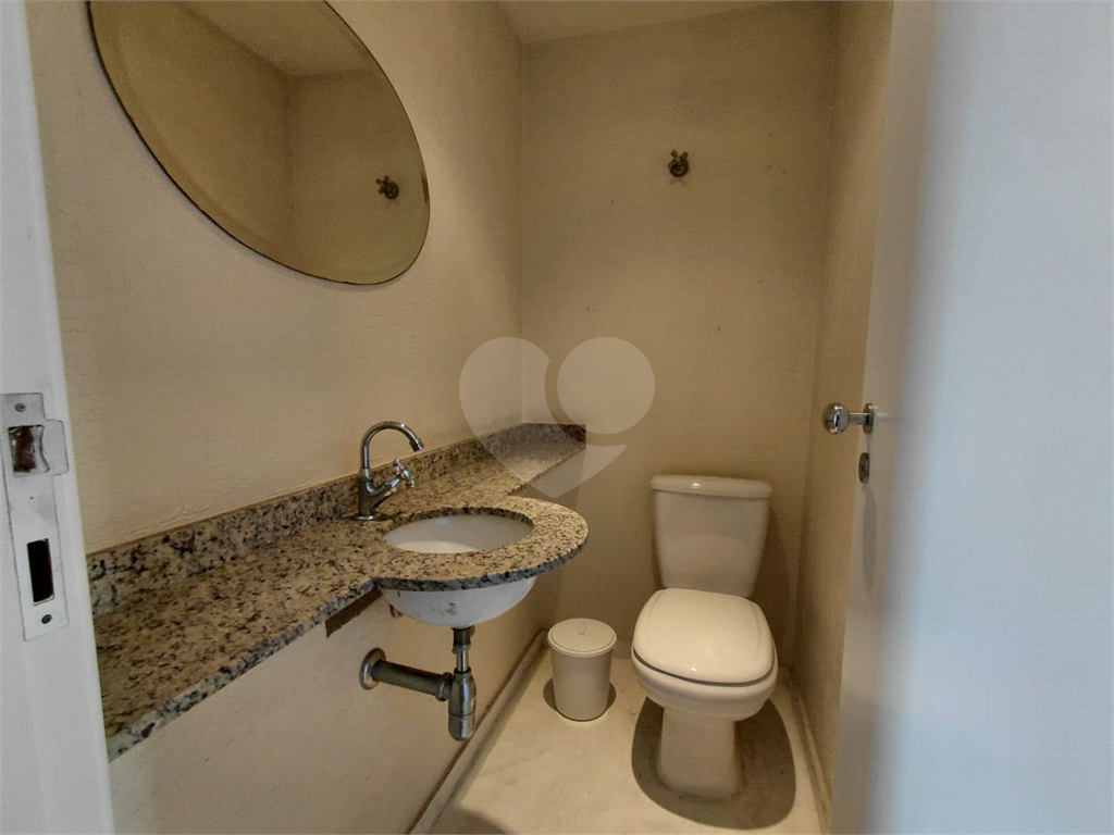 Imóvel de 96m² com ampla sala de estar com varanda 3 quartos, piscina churrasqueira playground 2 vagas de garagem Vl. Romana