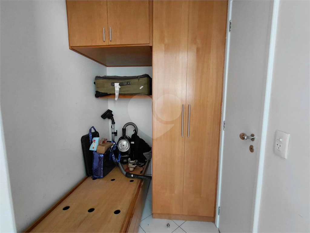 Imóvel de 96m² com ampla sala de estar com varanda 3 quartos, piscina churrasqueira playground 2 vagas de garagem Vl. Romana