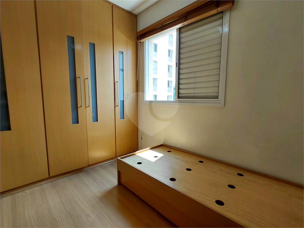 Imóvel de 96m² com ampla sala de estar com varanda 3 quartos, piscina churrasqueira playground 2 vagas de garagem Vl. Romana