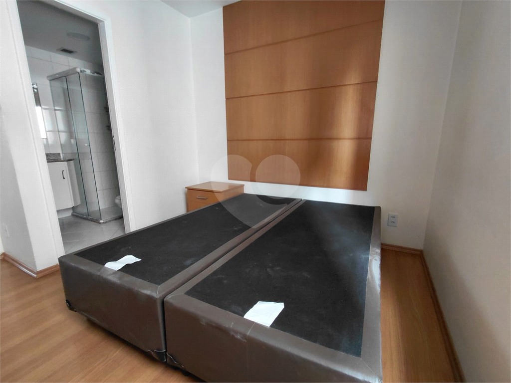 Imóvel de 96m² com ampla sala de estar com varanda 3 quartos, piscina churrasqueira playground 2 vagas de garagem Vl. Romana