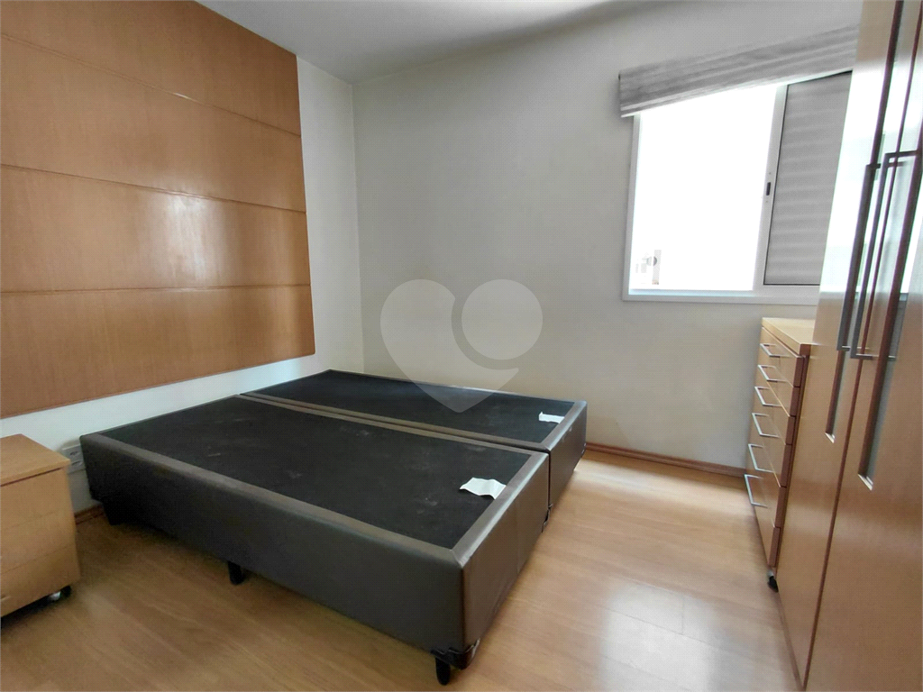 Imóvel de 96m² com ampla sala de estar com varanda 3 quartos, piscina churrasqueira playground 2 vagas de garagem Vl. Romana