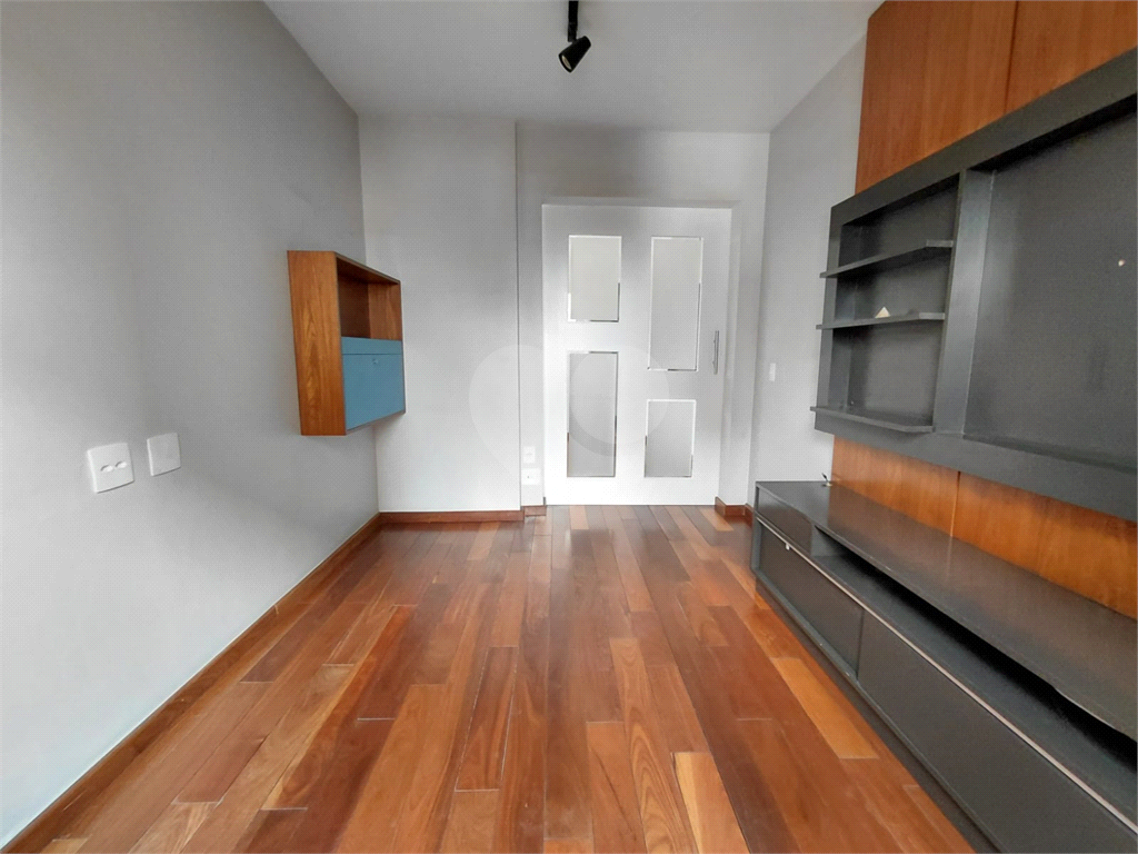 Imóvel de 96m² com ampla sala de estar com varanda 3 quartos, piscina churrasqueira playground 2 vagas de garagem Vl. Romana