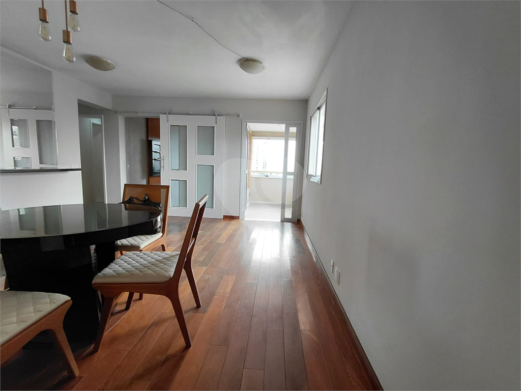 Imóvel de 96m² com ampla sala de estar com varanda 3 quartos, piscina churrasqueira playground 2 vagas de garagem Vl. Romana