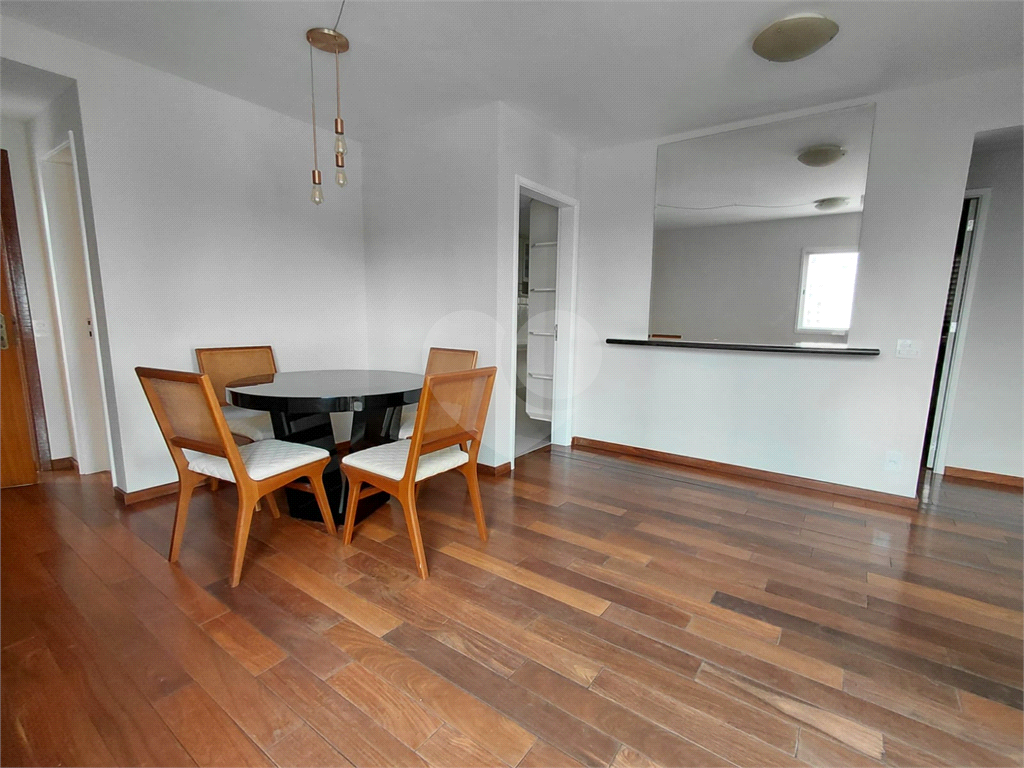 Imóvel de 96m² com ampla sala de estar com varanda 3 quartos, piscina churrasqueira playground 2 vagas de garagem Vl. Romana