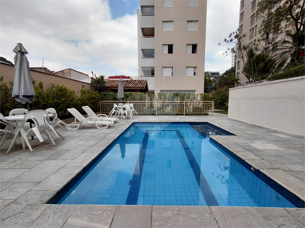 Imóvel de 96m² com ampla sala de estar com varanda 3 quartos, piscina churrasqueira playground 2 vagas de garagem Vl. Romana