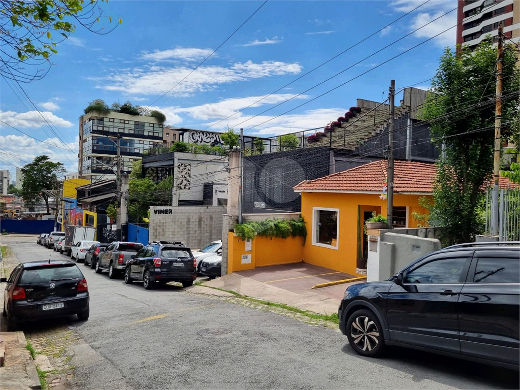 Casa na Vila Madalena com 240 metros quadrados de terreno