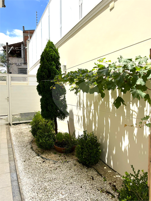 Magnifico sobrado isolado em rua sem saída no pé da serra da Cantareira