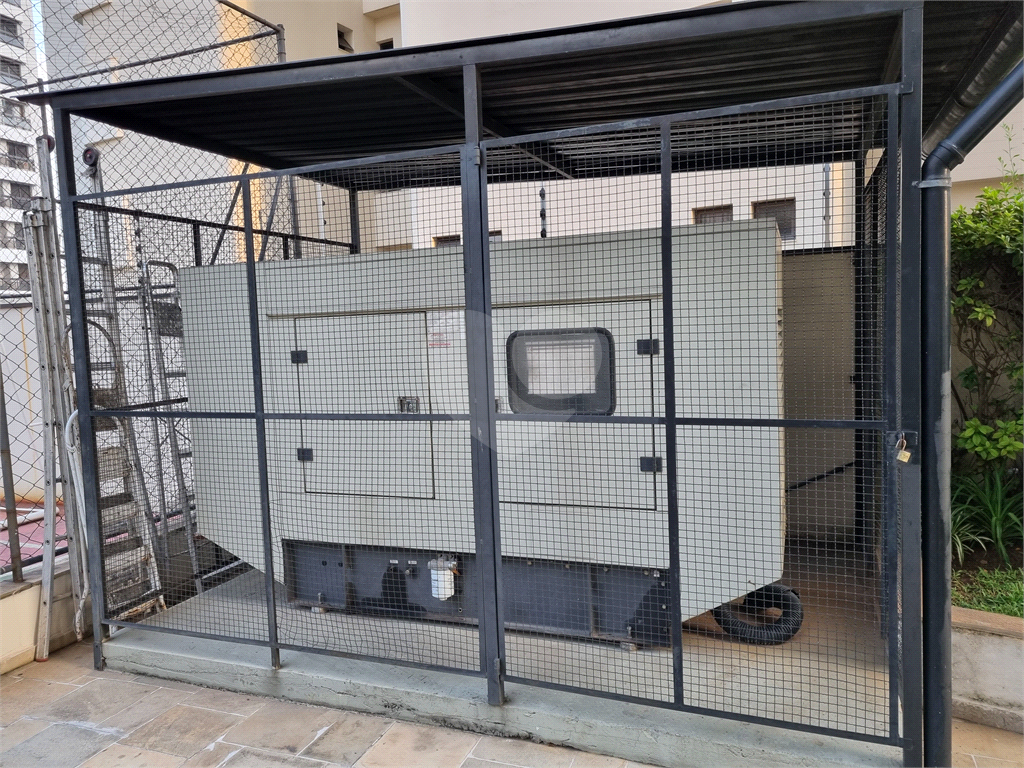 Apartamento amplo e totalmente reformado no Jardim São Paulo, um por andar.