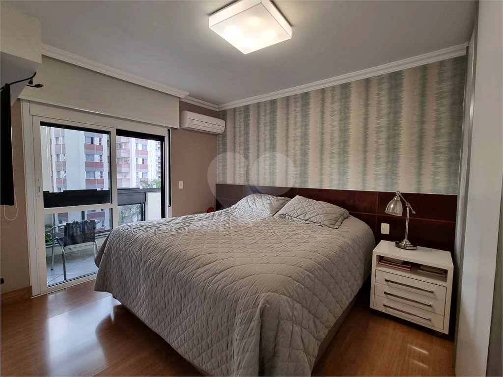 Apartamento amplo e totalmente reformado no Jardim São Paulo, um por andar.