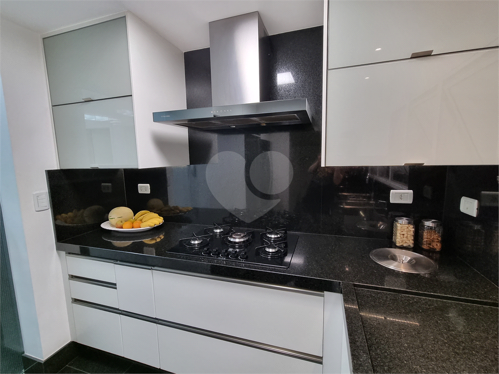 Apartamento amplo e totalmente reformado no Jardim São Paulo, um por andar.