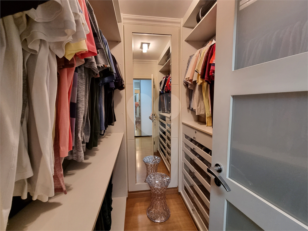 Apartamento amplo e totalmente reformado no Jardim São Paulo, um por andar.