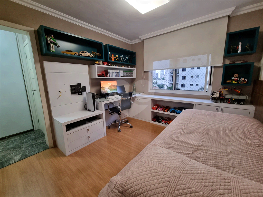 Apartamento amplo e totalmente reformado no Jardim São Paulo, um por andar.
