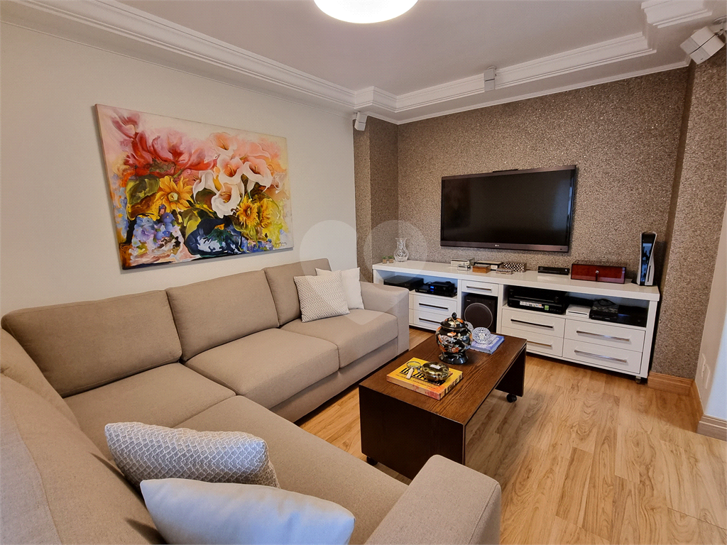 Apartamento amplo e totalmente reformado no Jardim São Paulo, um por andar.