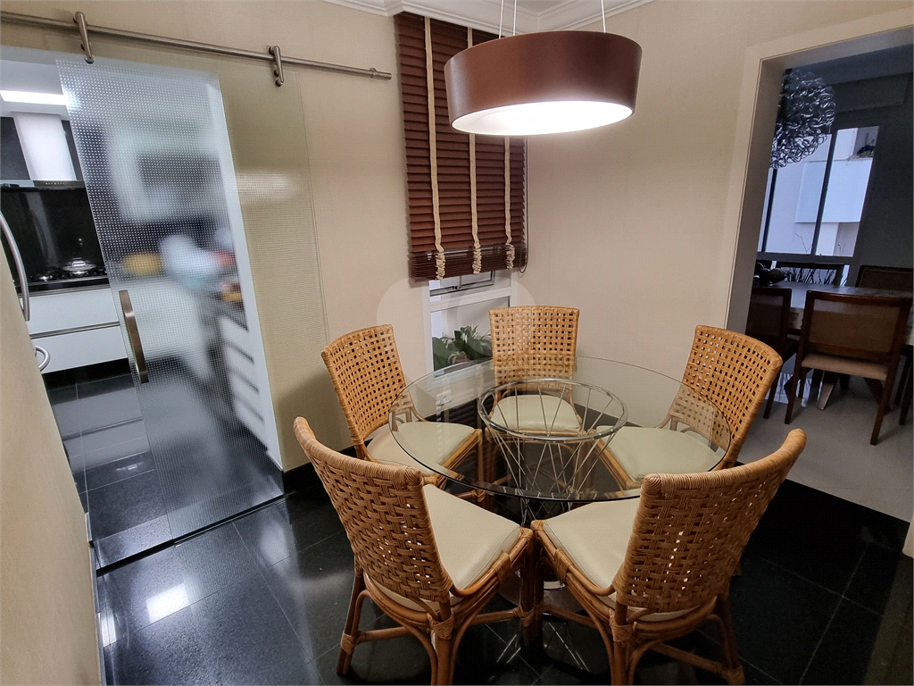 Apartamento amplo e totalmente reformado no Jardim São Paulo, um por andar.