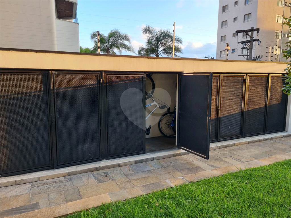 Apartamento amplo e totalmente reformado no Jardim São Paulo, um por andar.
