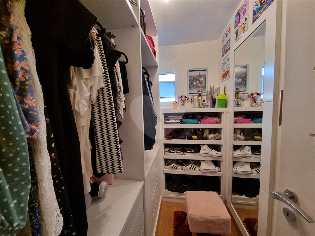 Apartamento amplo e totalmente reformado no Jardim São Paulo, um por andar.