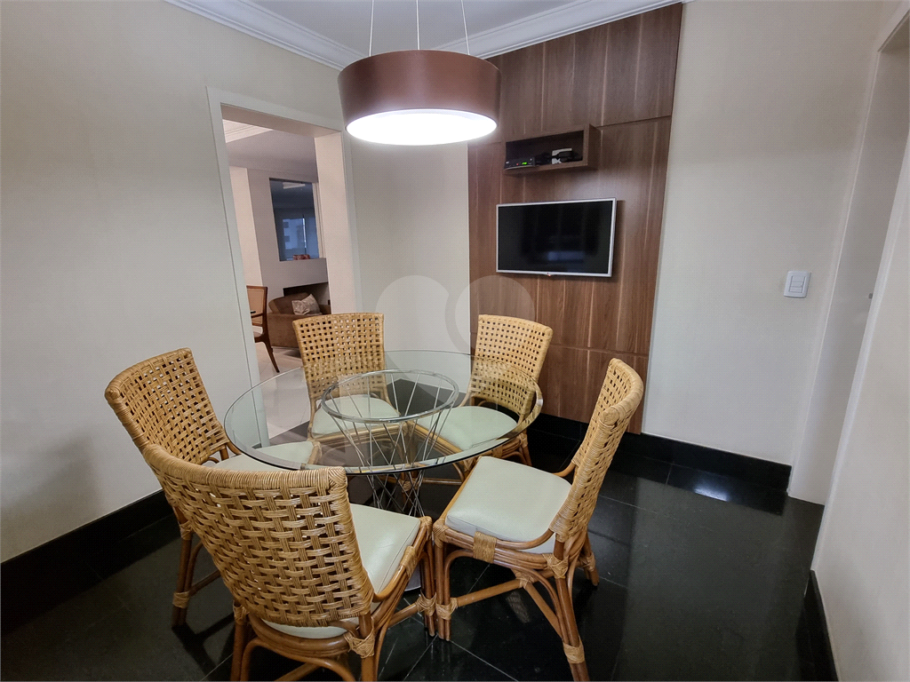 Apartamento amplo e totalmente reformado no Jardim São Paulo, um por andar.