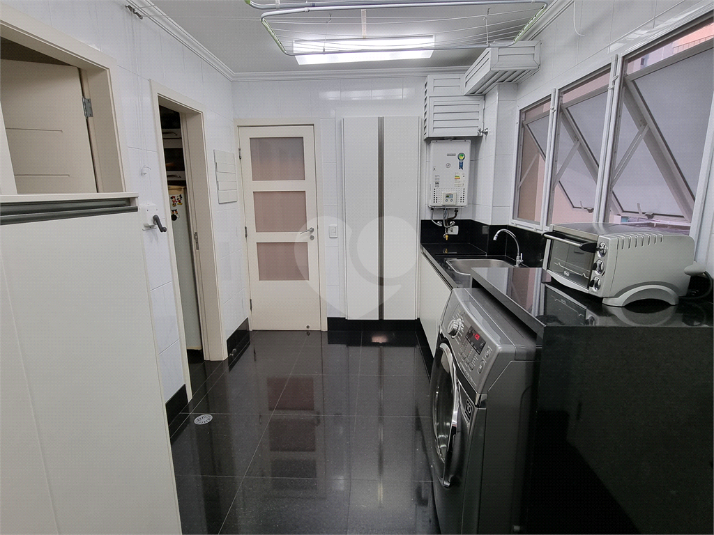 Apartamento amplo e totalmente reformado no Jardim São Paulo, um por andar.