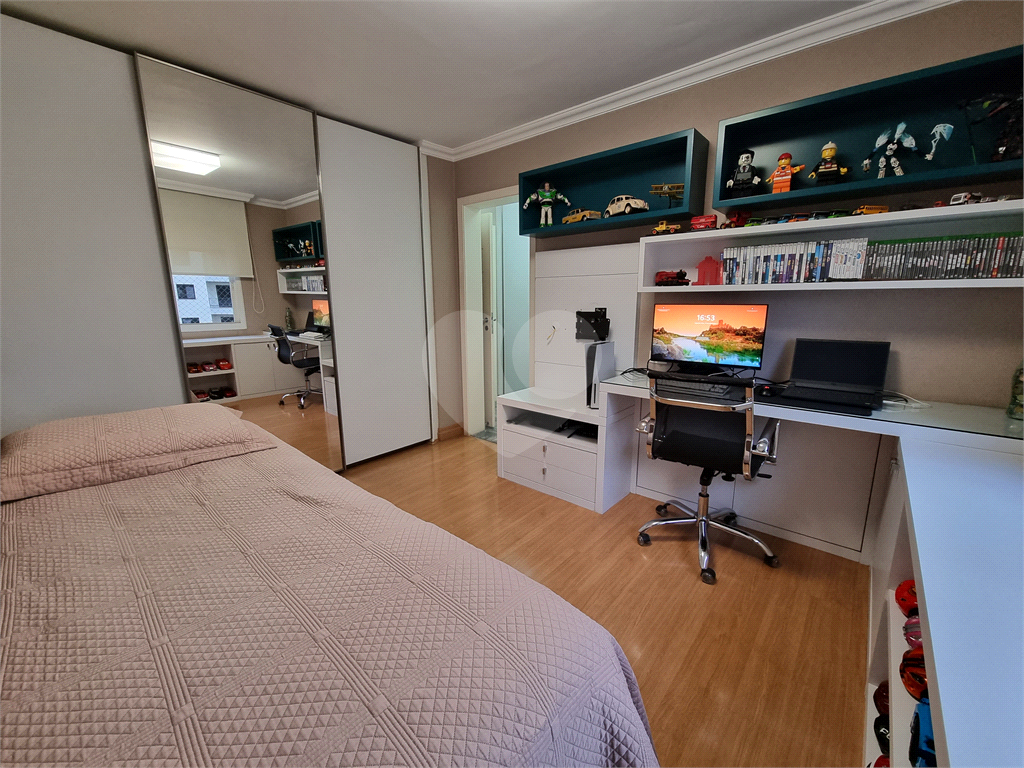 Apartamento amplo e totalmente reformado no Jardim São Paulo, um por andar.