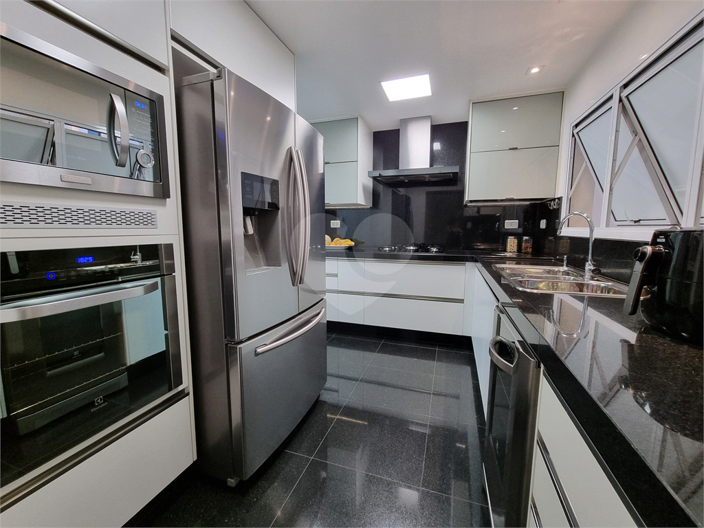 Apartamento amplo e totalmente reformado no Jardim São Paulo, um por andar.