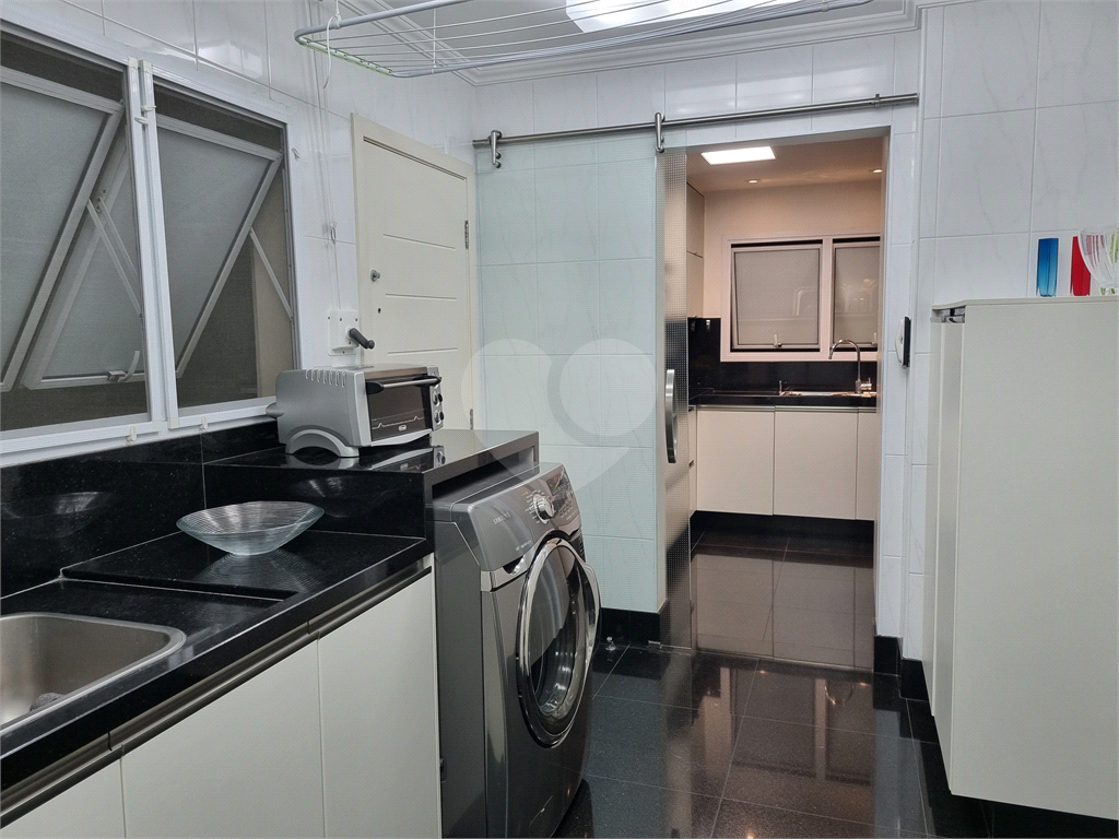 Apartamento amplo e totalmente reformado no Jardim São Paulo, um por andar.