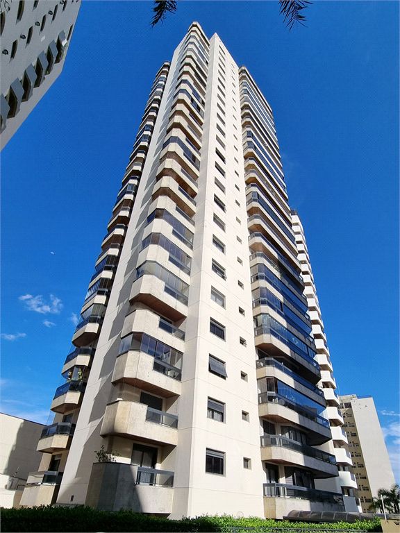 Apartamento amplo e totalmente reformado no Jardim São Paulo, um por andar.