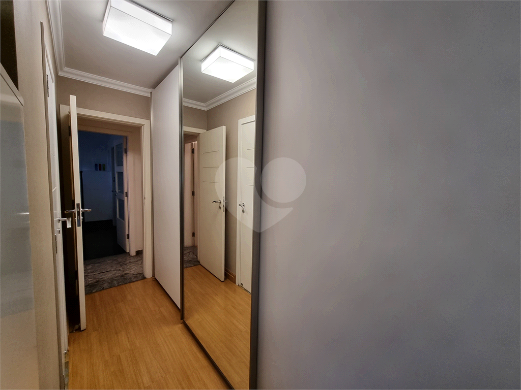 Apartamento amplo e totalmente reformado no Jardim São Paulo, um por andar.