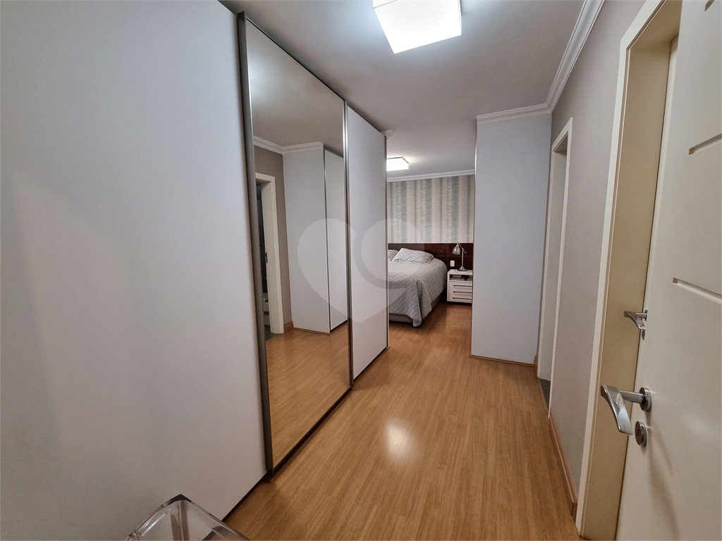 Apartamento amplo e totalmente reformado no Jardim São Paulo, um por andar.