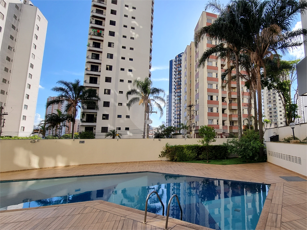 Apartamento amplo e totalmente reformado no Jardim São Paulo, um por andar.