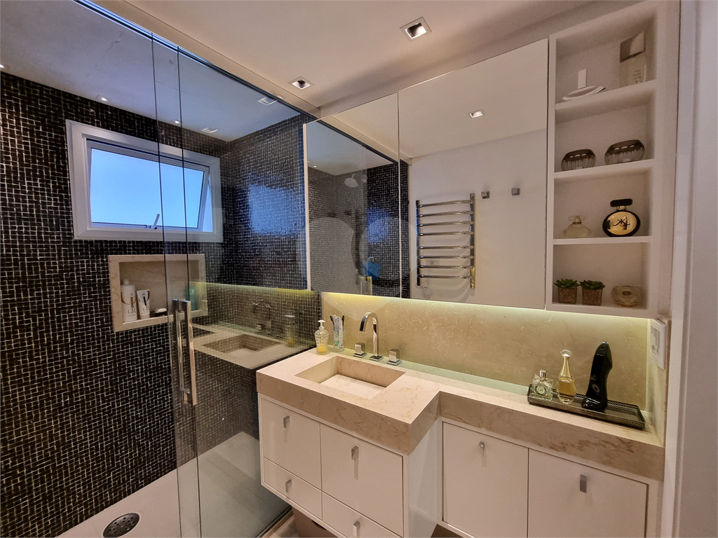 Apartamento amplo e totalmente reformado no Jardim São Paulo, um por andar.