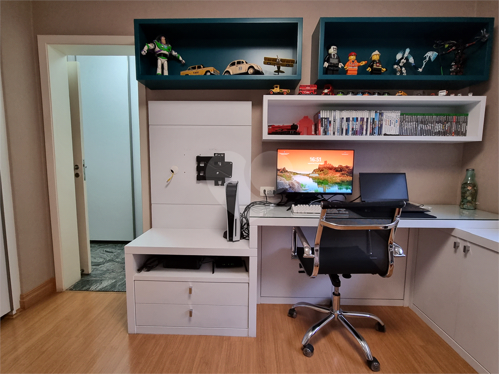 Apartamento amplo e totalmente reformado no Jardim São Paulo, um por andar.