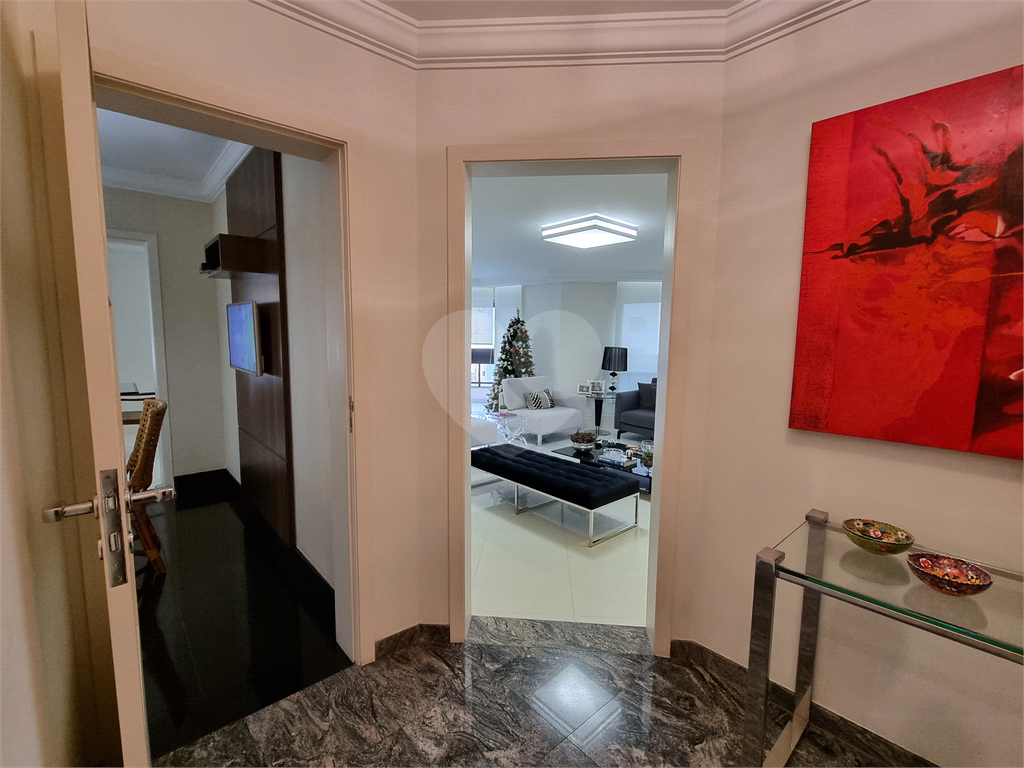 Apartamento amplo e totalmente reformado no Jardim São Paulo, um por andar.