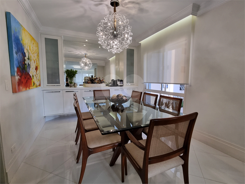 Apartamento amplo e totalmente reformado no Jardim São Paulo, um por andar.