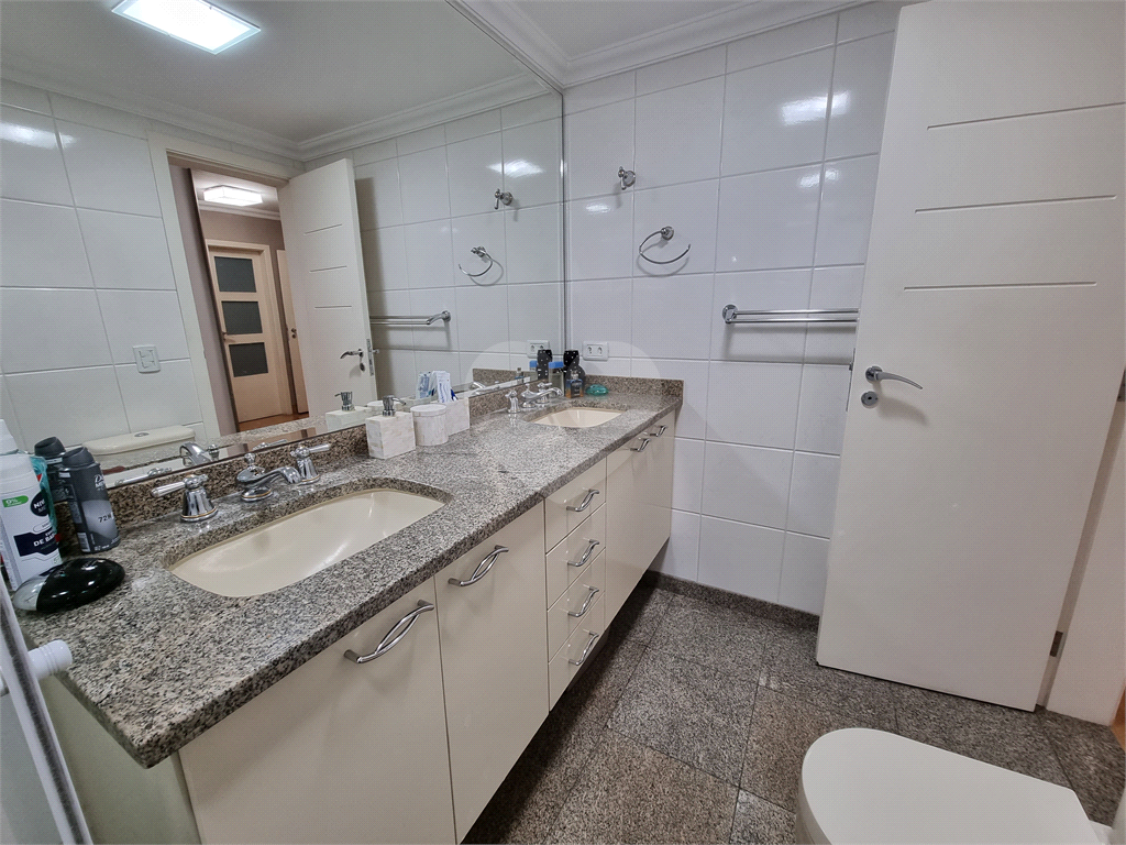 Apartamento amplo e totalmente reformado no Jardim São Paulo, um por andar.