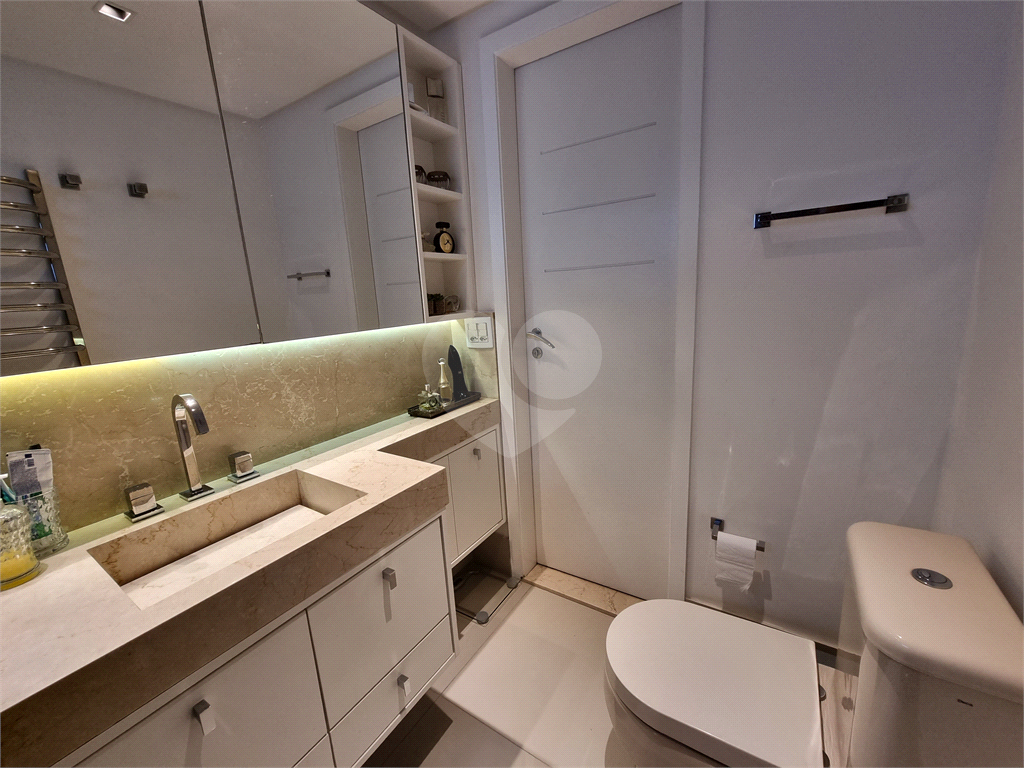 Apartamento amplo e totalmente reformado no Jardim São Paulo, um por andar.