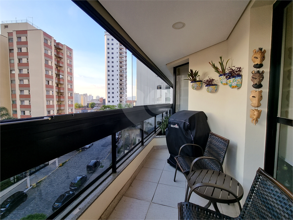 Apartamento amplo e totalmente reformado no Jardim São Paulo, um por andar.