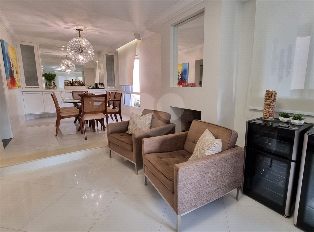 Apartamento amplo e totalmente reformado no Jardim São Paulo, um por andar.