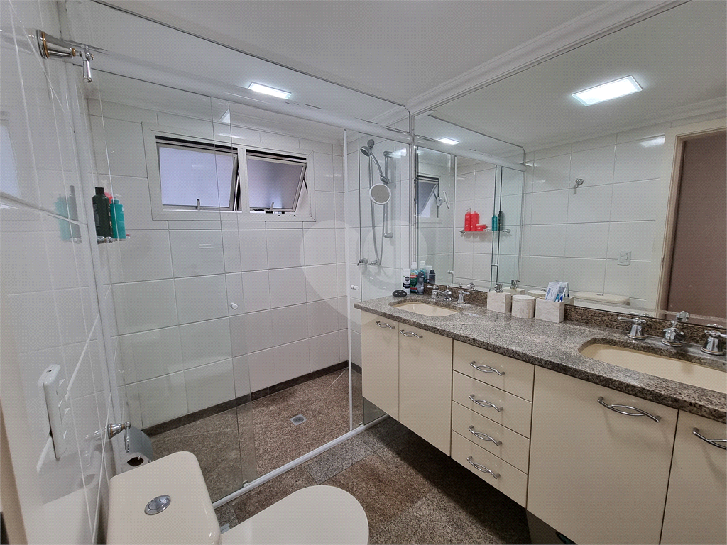 Apartamento amplo e totalmente reformado no Jardim São Paulo, um por andar.
